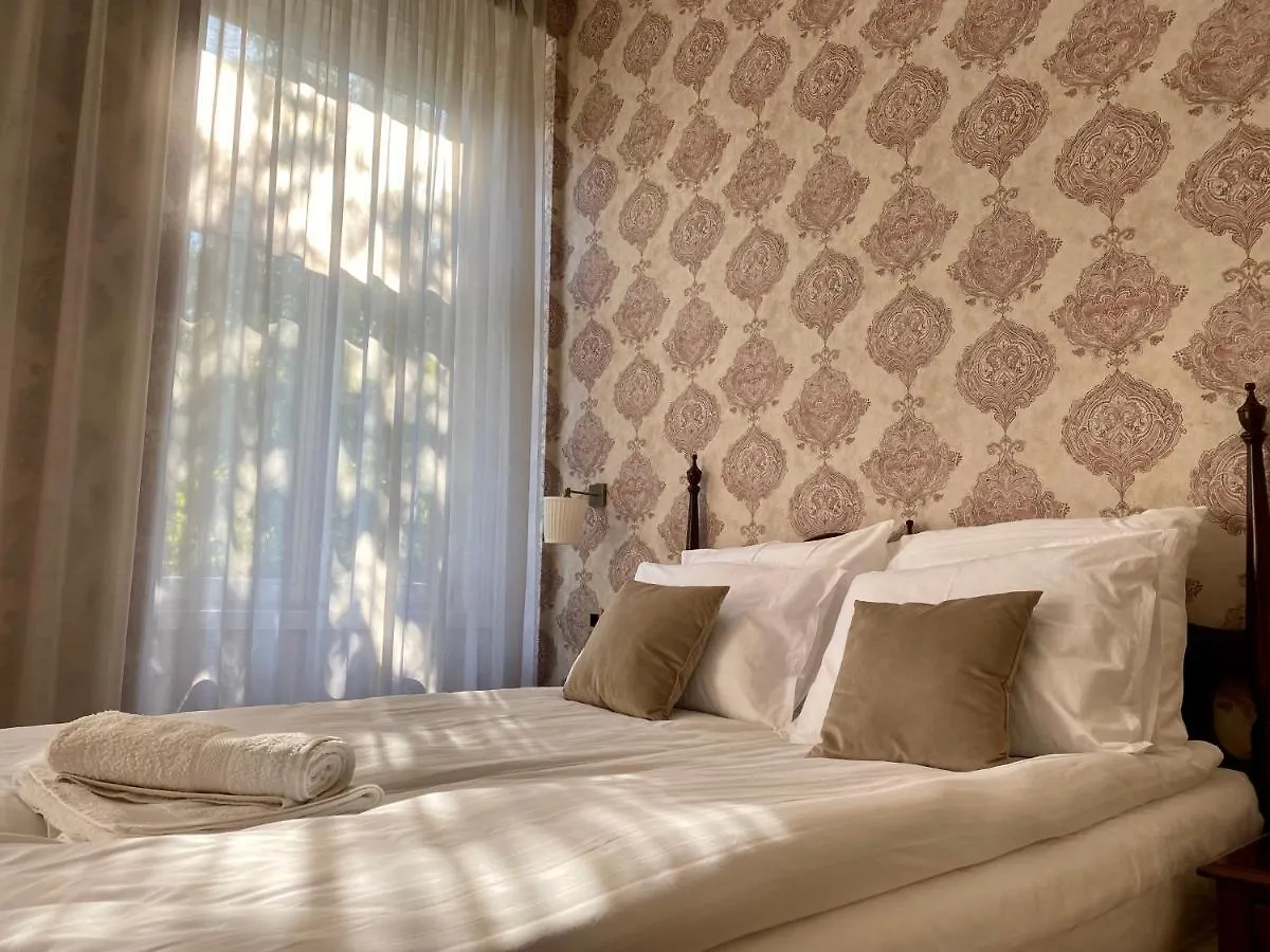 Opera16 Guestrooms Budapest 0*,