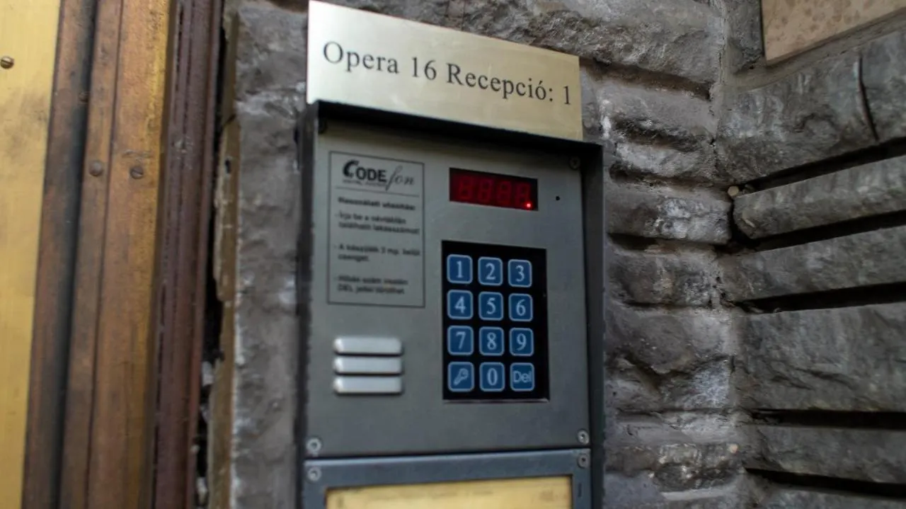 Opera16 Guestrooms Budapest 0*,  Ungheria