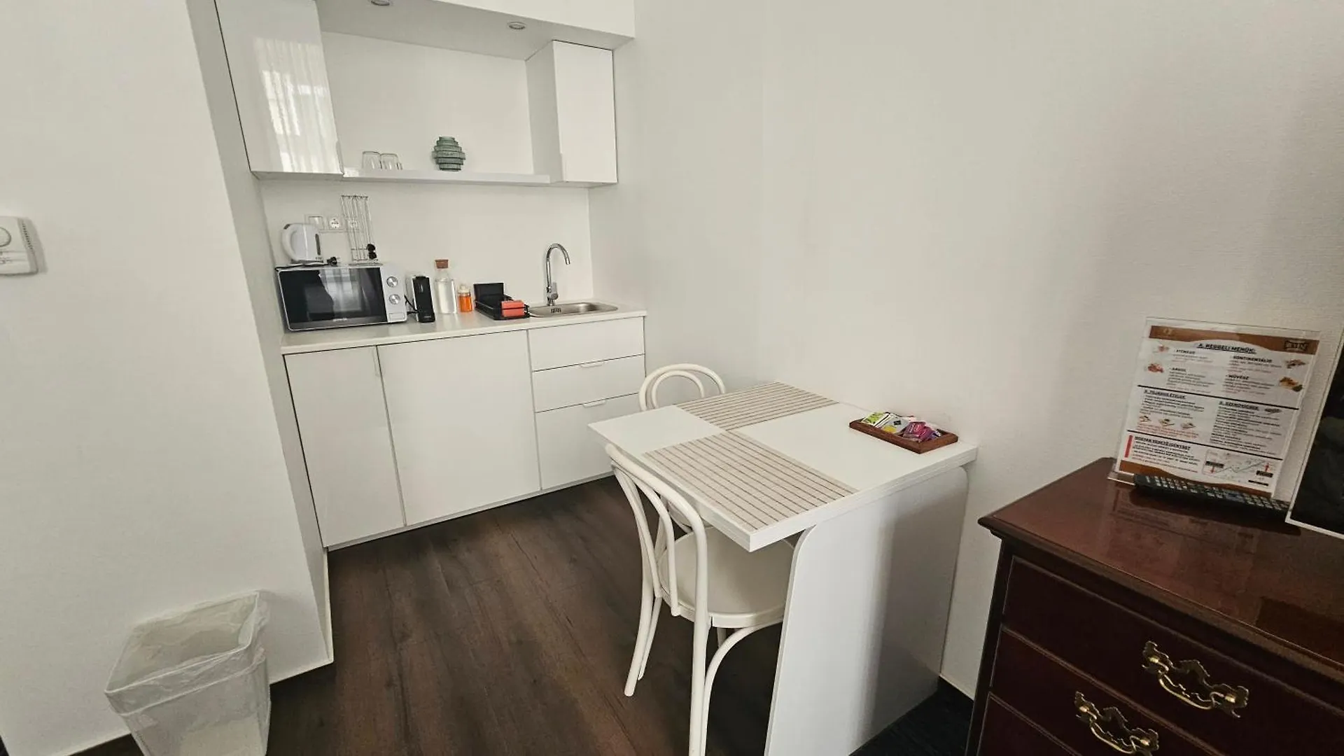 Opera16 Guestrooms Budapest 0*,